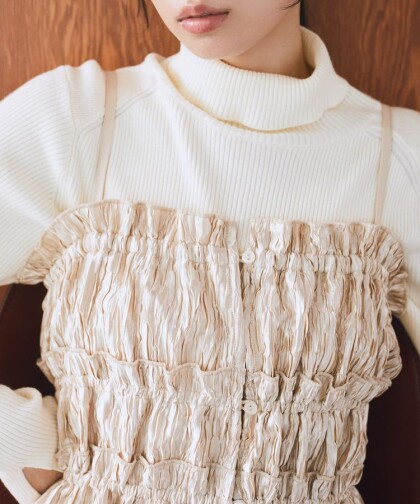 華やかレイヤードに着こなせる🤍シャーリングビスチェ