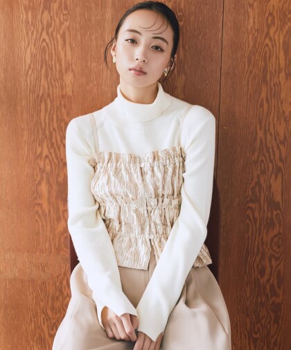 華やかレイヤードに着こなせる🤍シャーリングビスチェ