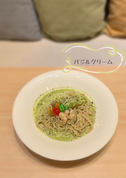 「小海老とアボカドのバジルクリーム🌿」