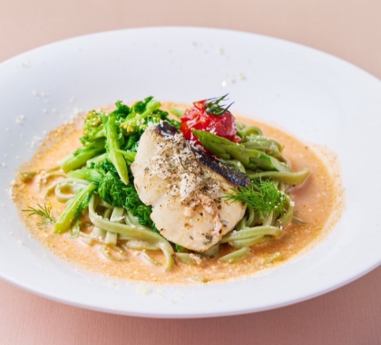 「さわらの香草焼きと春野菜のトマトクリーム」