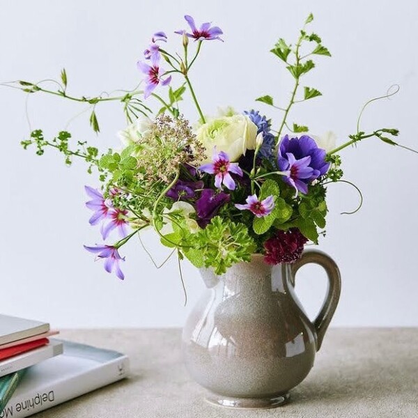 お洒落な花瓶でお花を活けてみては…💐