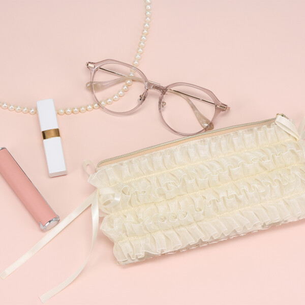 メガネブランド「Zoff」から、バレエコアからインスパイアされた“SWEET”とクールで個性的な“CHIC”で構成されたアイウェアコレクション「SWEET&CHIC」が登場。
