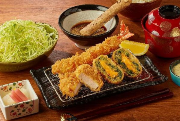 “濃厚チェダーとほうれん草のもち豚メンチかつ”テイクアウトも始まります‼︎‼︎