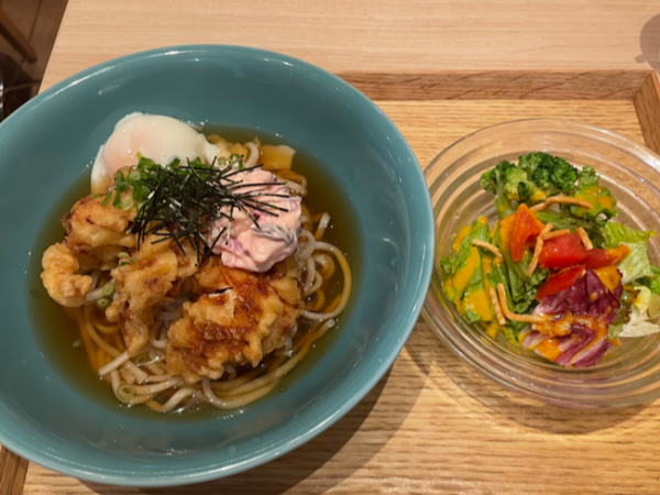【めん色　新ランチセット！】平日限定お一人様ランチにオススメ！税抜き1,091円～　うどんフリットサラダお勧めです！