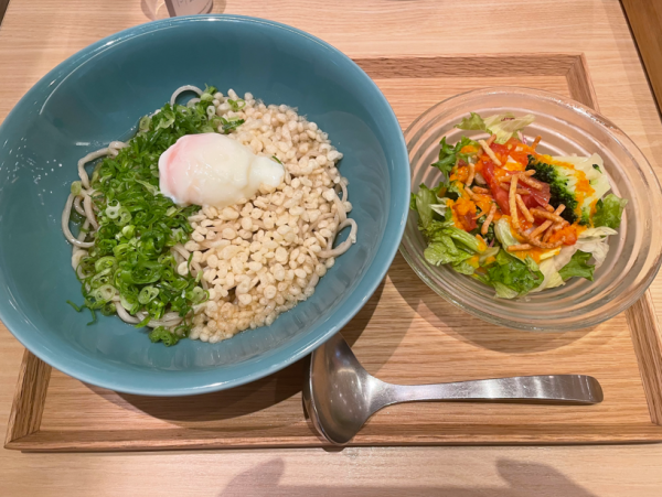 サラダとドリンクが付いてランチ1091円！？