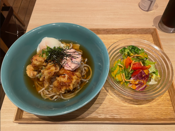 サラダとドリンクが付いてランチ1091円！？