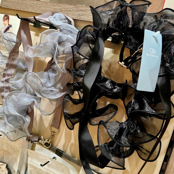 ♡再入荷！フリルスマホショルダー♡