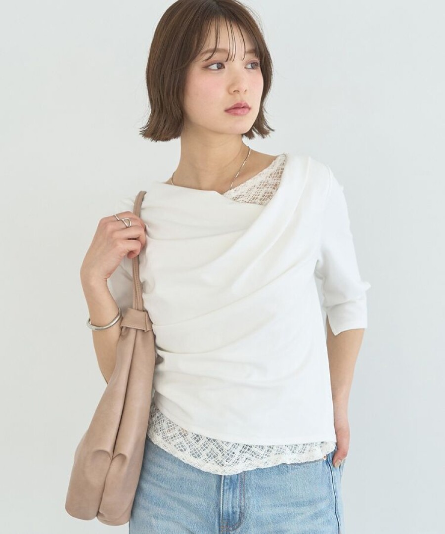 さりげない肌見せが可愛い🤍抜け感トップス✨